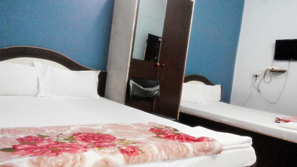 Hotel Pragya International Варанаси Номер фото